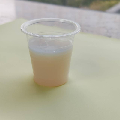 Un buen precio. Emulsión de polímero de núcleo acrílico puro de cáscara auto-cruzada de alto rendimiento con buena transparencia de apariencia, efecto de madera caliente para el barniz, buena plenitud de la película de pintura en línea